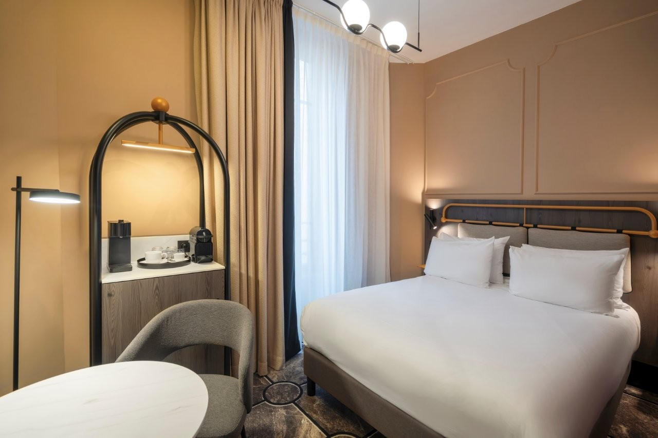 Chambre classique avec un lit double